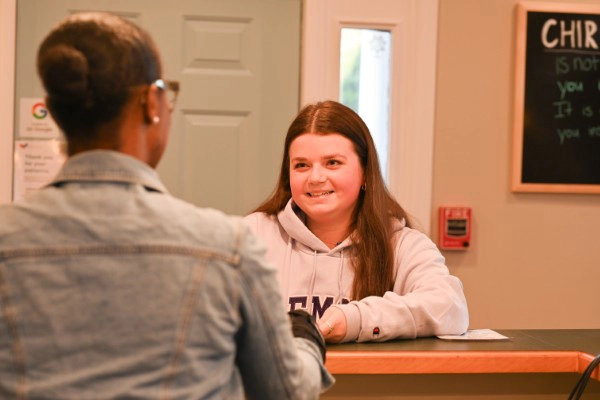 Ciera Checking A Patient In At Combs Chiropractic & Wellness